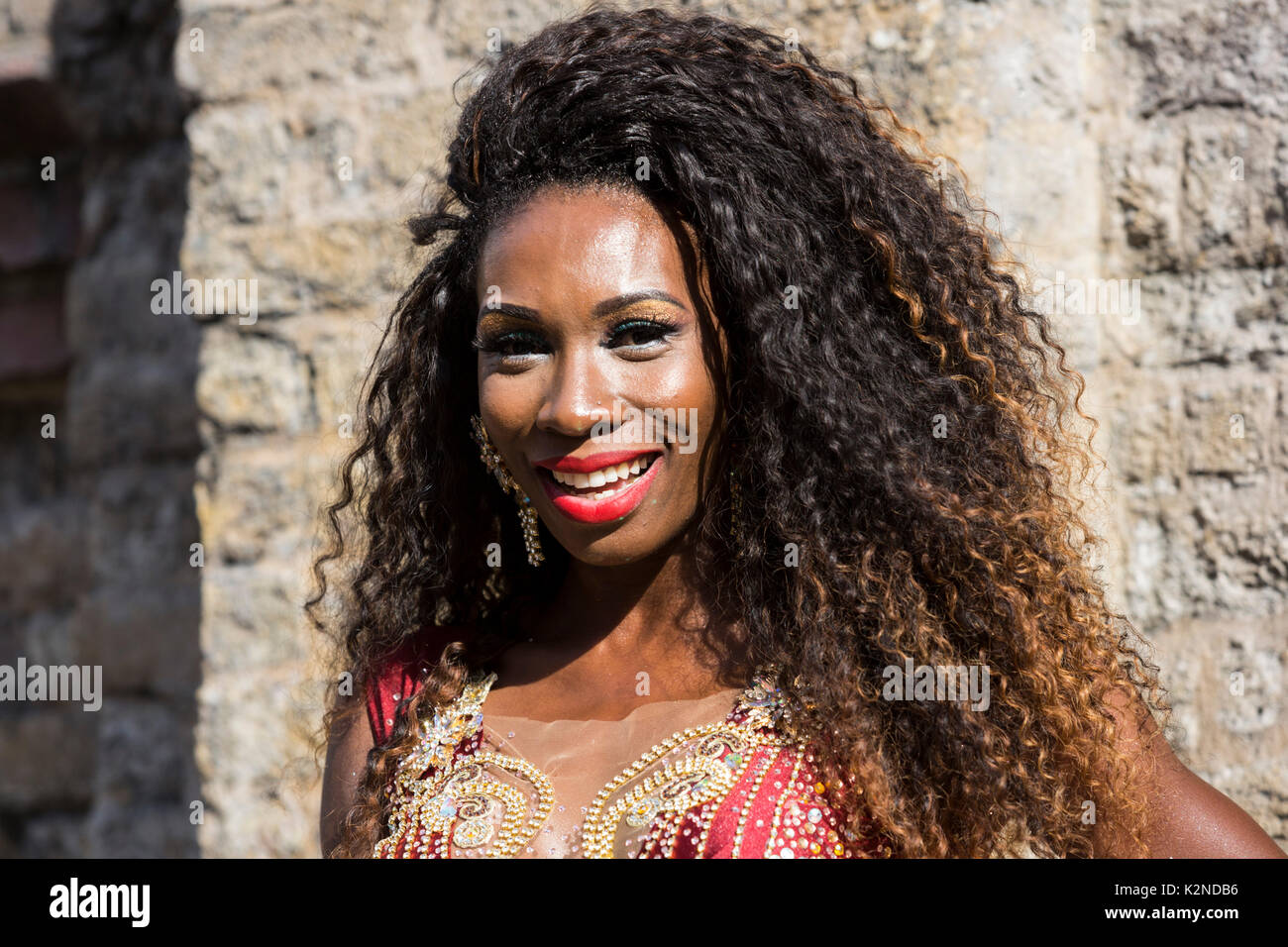 Elisangela Mahagoni singen mit Paraiso Schule von Samba. Notting Hill Karneval feiern und Parade am Feiertag Montag. Stockfoto