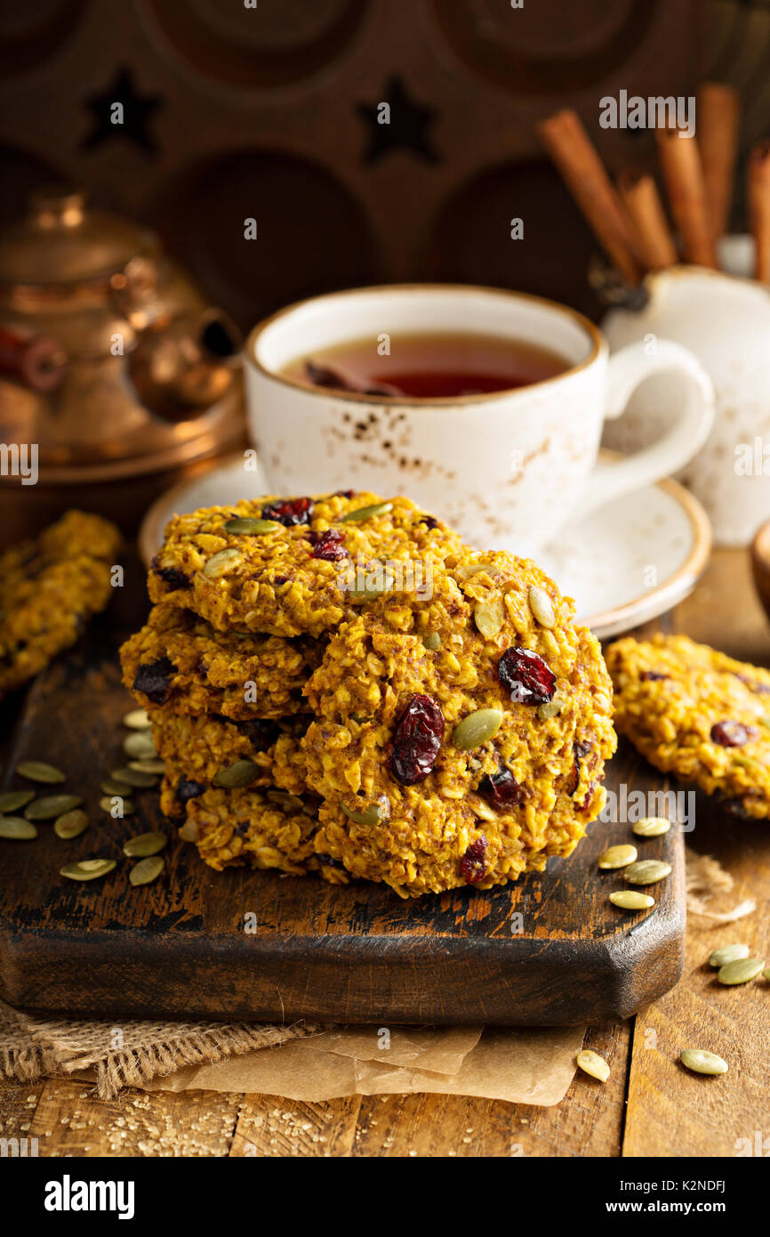 Frisch gebackene haferflocken cranberry cookies -Fotos und ...