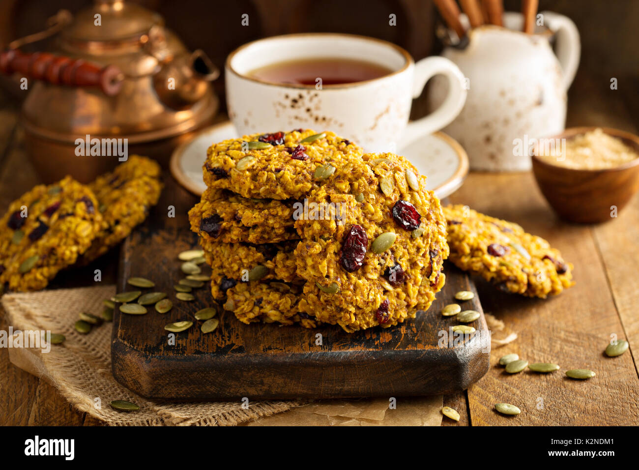 Frisch gebackene haferflocken cranberry cookies -Fotos und ...