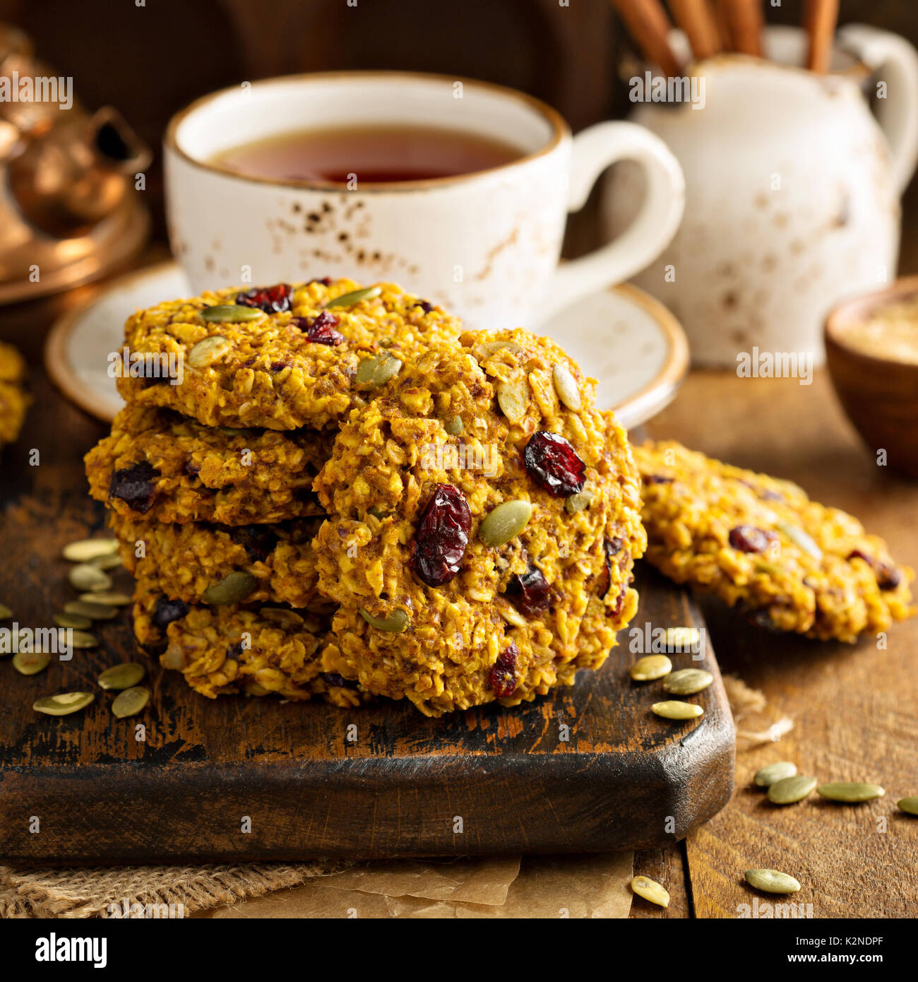 Frisch gebackene haferflocken cranberry cookies -Fotos und ...