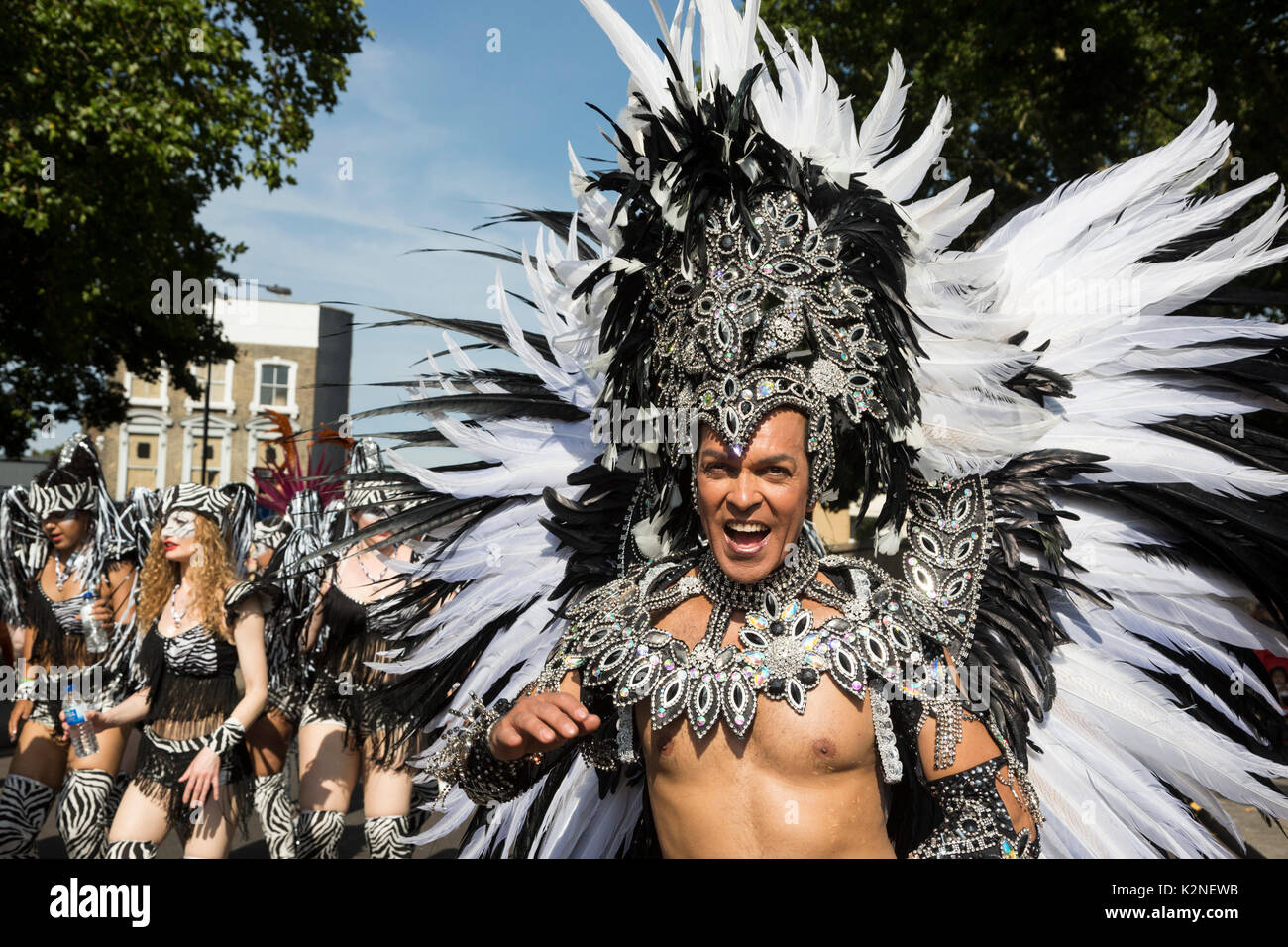London, Großbritannien. 28. August 2017. London Schule der Samba. Notting Hill Karneval feiern und Parade am Feiertag Montag. Das festival attacts über 1 Stockfoto