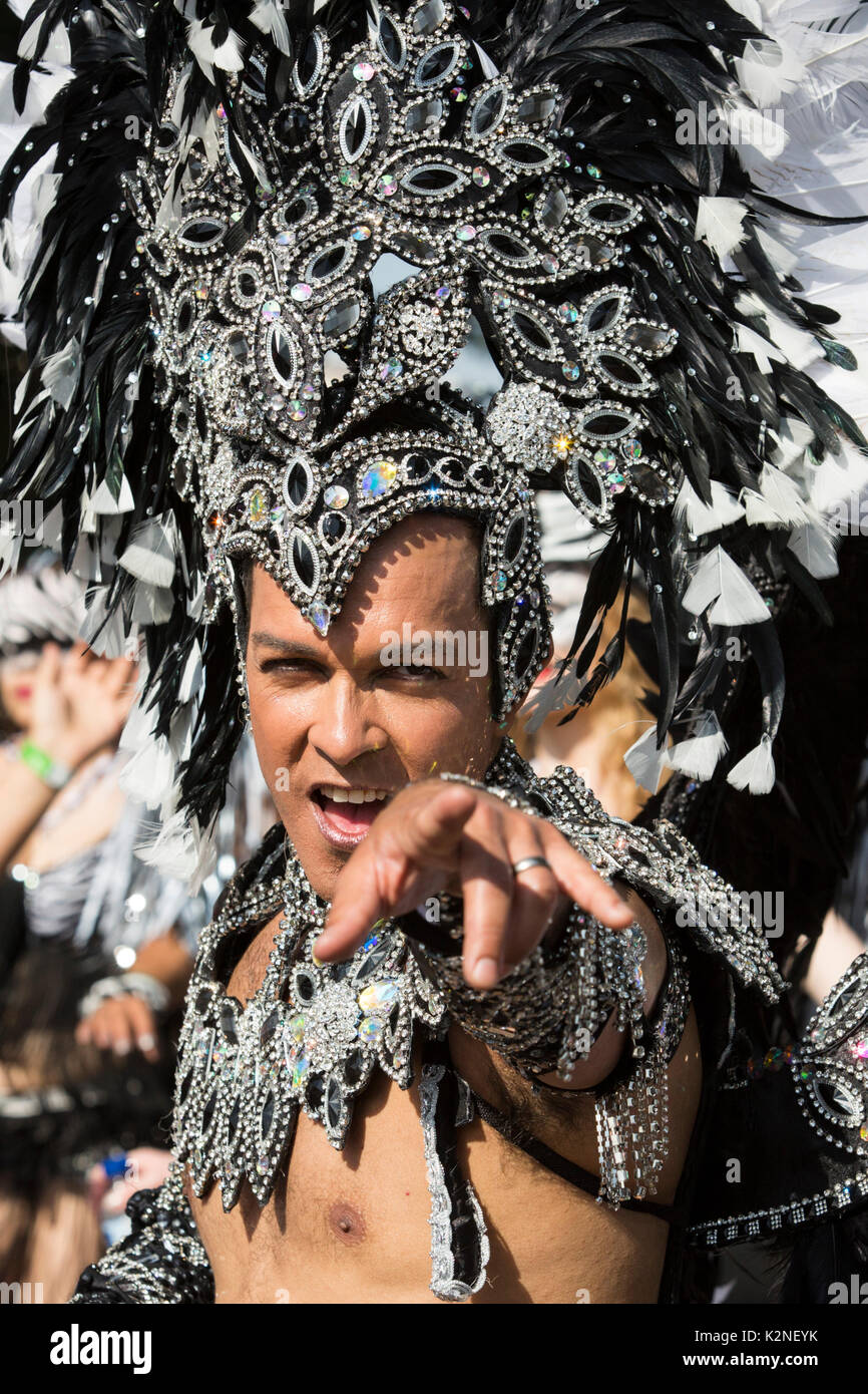 London, Großbritannien. 28. August 2017. London Schule der Samba. Notting Hill Karneval feiern und Parade am Feiertag Montag. Das festival attacts über 1 Stockfoto