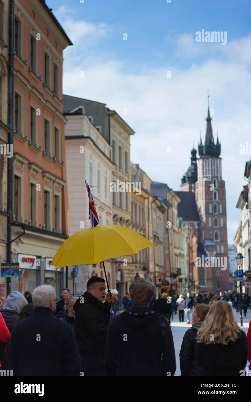 Ein Reiseleiter nimmt seine Kunden auf einem Rundgang durch die Krakauer Altstadt. Stockfoto