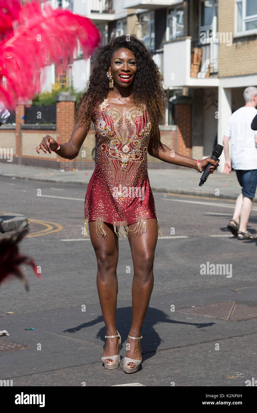 Elisangela Mahagoni singen mit Paraiso Schule von Samba. Notting Hill Karneval feiern und Parade am Feiertag Montag. Stockfoto