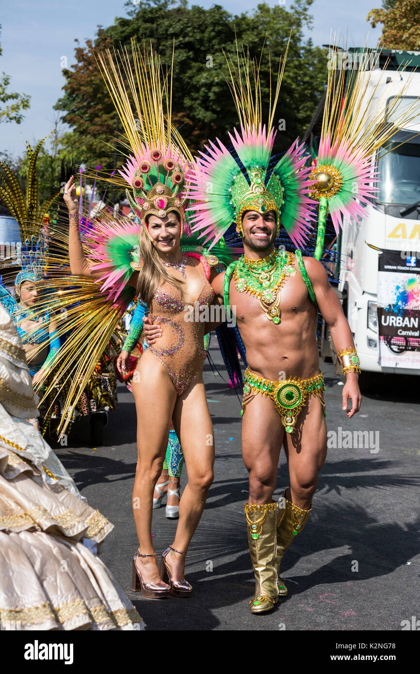 London, Großbritannien. 28. August 2017. London Schule der Samba. Notting Hill Karneval feiern und Parade am Feiertag Montag. Das festival attacts über 1 Stockfoto