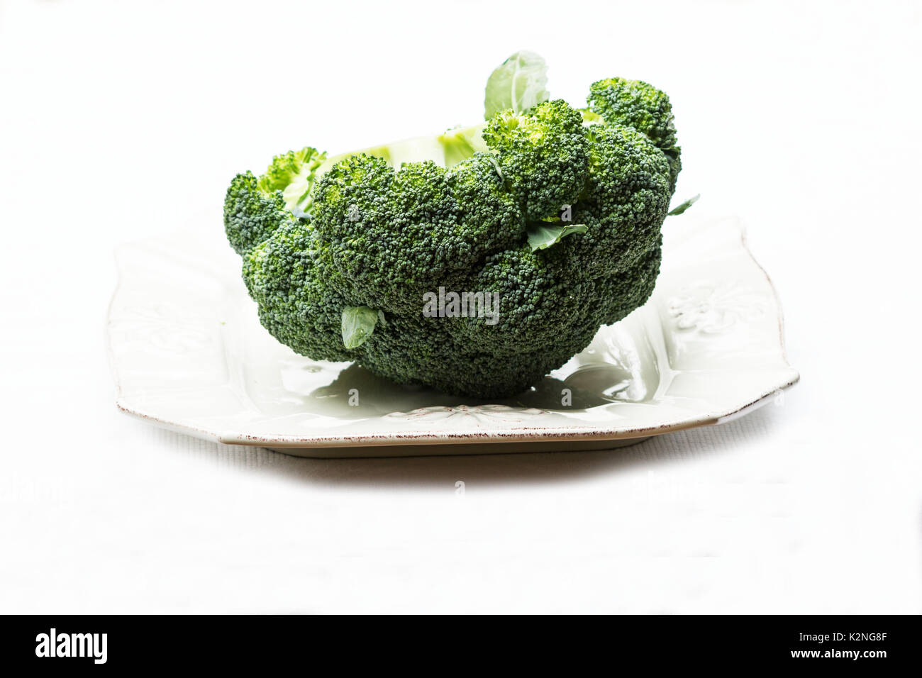 Frischen Brokkoli in eine Platte auf weißem Hintergrund Stockfoto