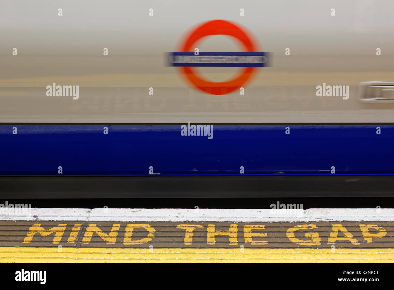 Warnschild Verstand die Lücke auf der Plattform von einer Londoner U-Bahn Station in London, England, Vereinigtes Königreich Stockfoto