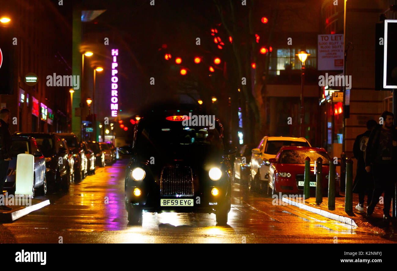 Stadt street scene Nach dem Regen mit nassen Straßen und Reflexionen, viele bunte Lichter und in Chinatown Stockfoto