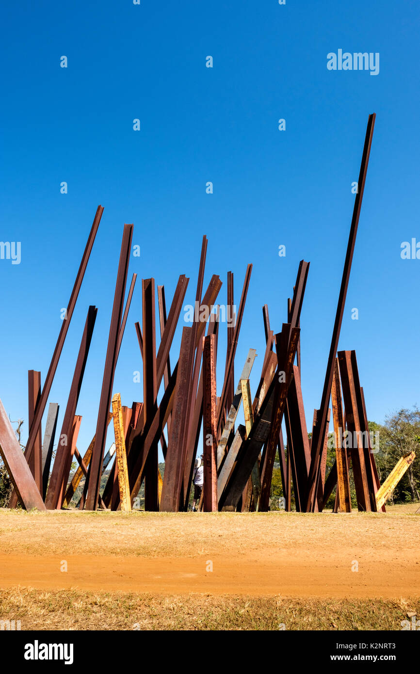 Strahl Drop Sculpture, von Chris Burden auf Inhotim Zentrum für Zeitgenössische Kunst Museum, Botanischer Garten, Brumadinho, Belo Horizonte, Minas Gerais, Brasilien. Stockfoto