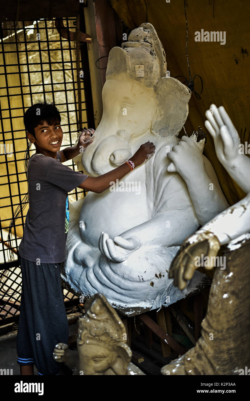 Statue von Ganesha durch ein Kind Stockfoto