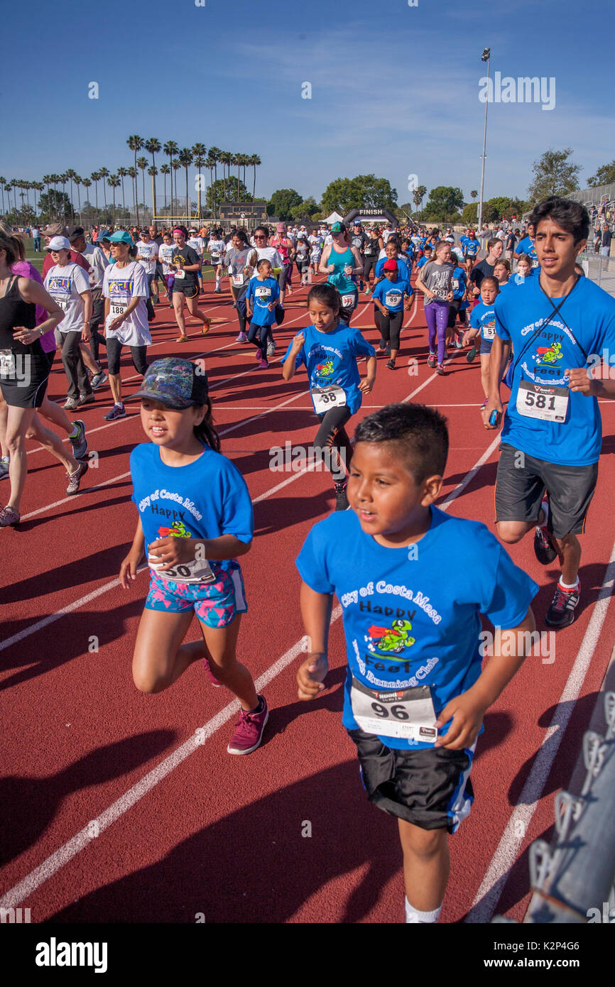 Junge Hispanic Athleten Pfund auf der Laufstrecke in einem Holiday Wettlauf im Costa Mesa, CA. Stockfoto