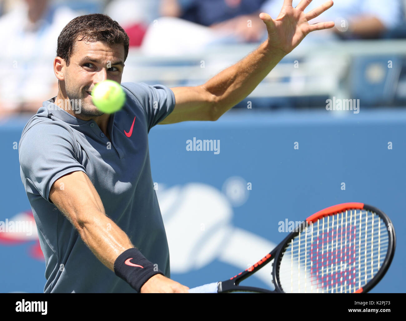 New York, USA. 30 Aug, 2017. Grigor Dimitrov Bulgarien hits eine Rückkehr während der Männer singles gegen Vaclav Safranek der Tschechischen Republik im Jahr 2017 US Open in New York, USA, Nov. 30, 2017. Credit: Qin Lang/Xinhua/Alamy leben Nachrichten Stockfoto