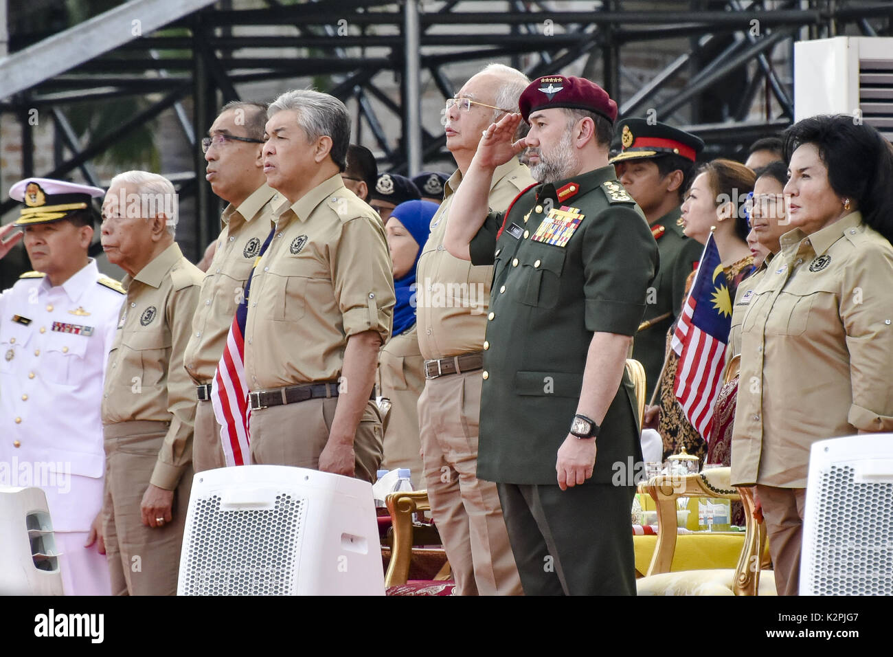 Kuala Lumpur, Malaysia. 31 Aug, 2017. Premierminister von Malaysia Najib Razak (C) und in Malaysia König Mohammed V (2. R) dargestellt, während der 60. nationalen Tag feiern im Independence Square in Kuala Lumpur am 31. August 2017 Credit: Chris Jung/ZUMA Draht/Alamy leben Nachrichten Stockfoto