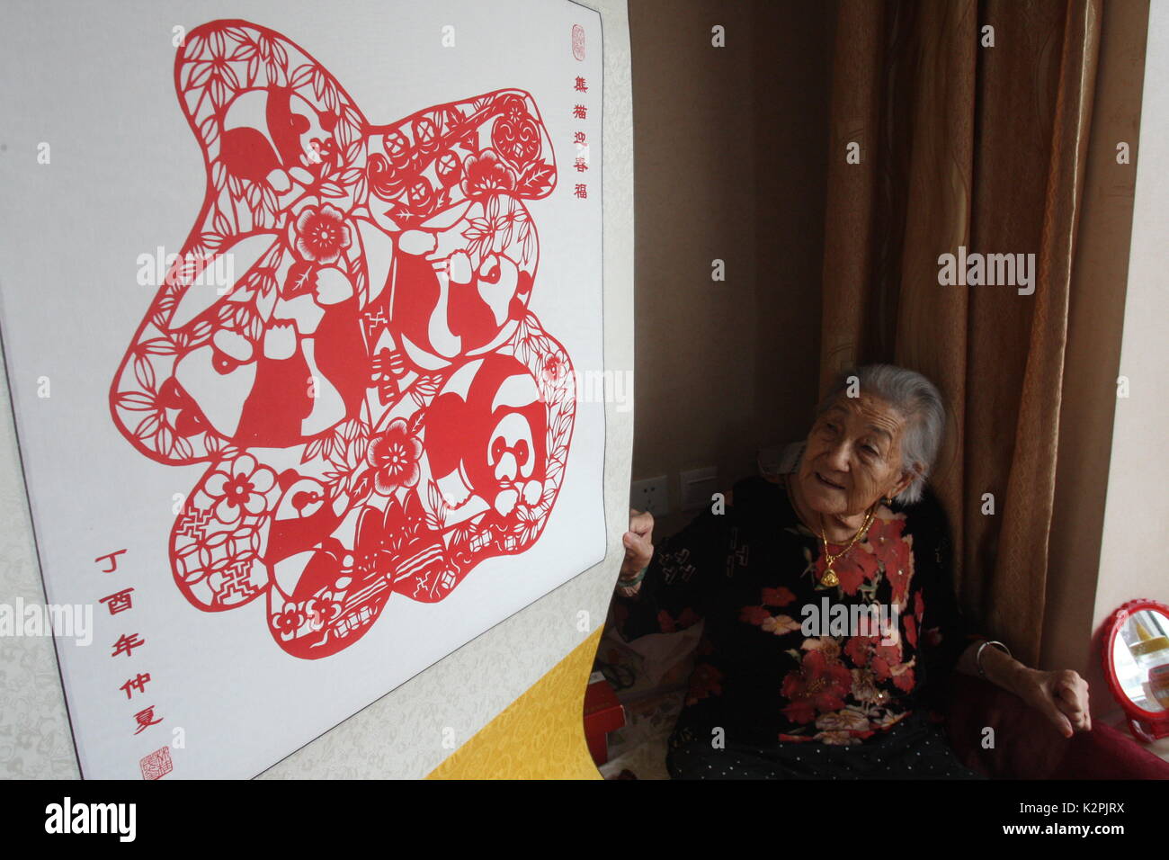 (170831) - yantai, Aug 31, 2017 (Xinhua) - Lin Guimao, 103, macht papercuttings in Yantai, Provinz Shandong, China, August 30, 2017. Lin gelernt papercutting Fähigkeiten als Kind, und jetzt immer noch gerne das Hobby. (Xinhua / Shen Jizhong) (Ry) Stockfoto