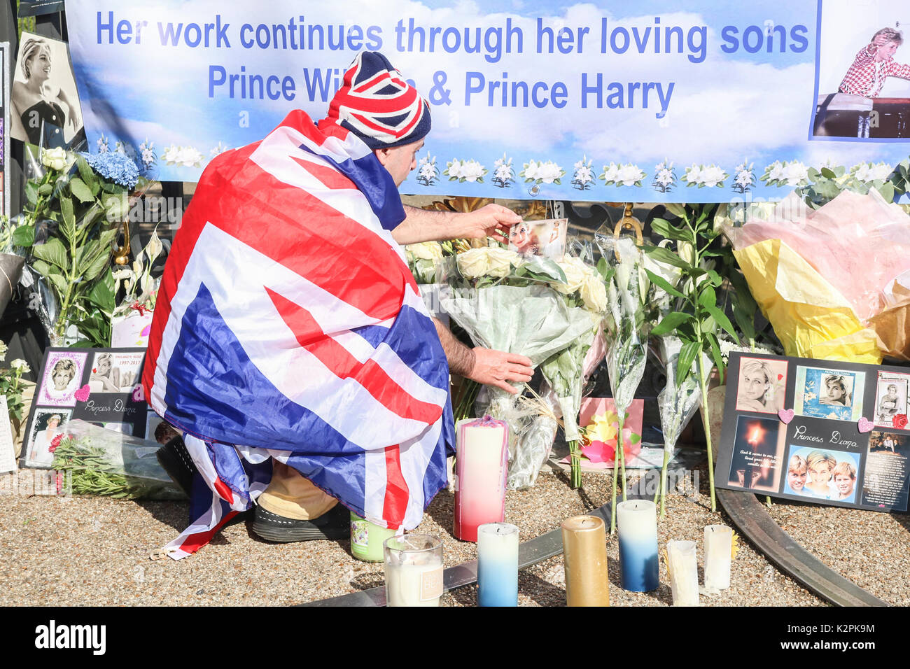 London, Großbritannien. 31 Aug, 2017. Eine große Masse von Diana wellwishers und Medien sammeln außerhalb Kensington Palace Gates in London als Tribut an den 20. Jahrestag des Todes von Diana Prinzessin von Wales, die auf tragische Weise in einem tödlichen Autounfall in Paris am 31. August 1997 starb Kreditkarte zu zahlen: Amer ghazzal/Alamy leben Nachrichten Stockfoto