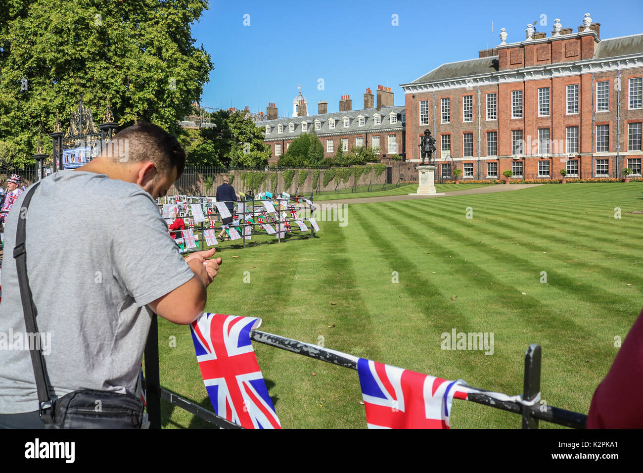 London, Großbritannien. 31 Aug, 2017. Eine große Masse von Diana wellwishers und Medien sammeln außerhalb Kensington Palace Gates in London als Tribut an den 20. Jahrestag des Todes von Diana Prinzessin von Wales, die auf tragische Weise in einem tödlichen Autounfall in Paris am 31. August 1997 starb Kreditkarte zu zahlen: Amer ghazzal/Alamy leben Nachrichten Stockfoto