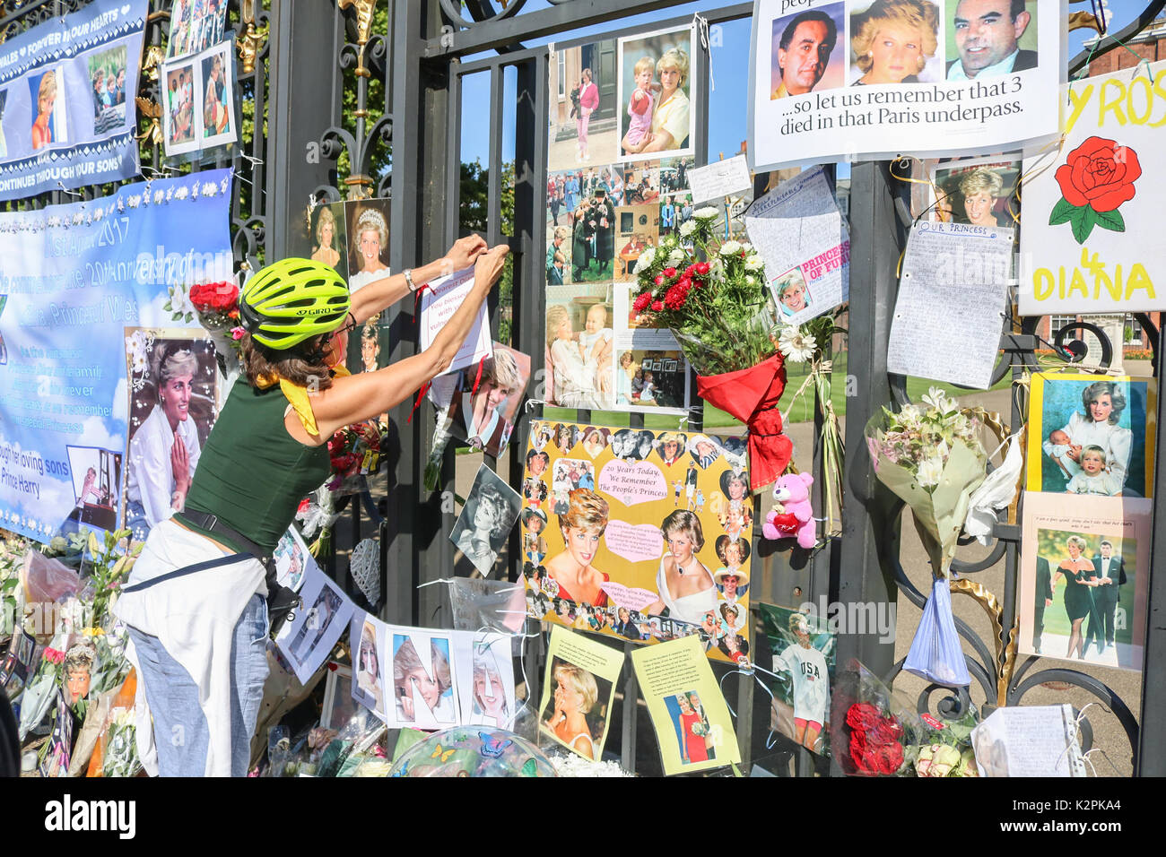 London, Großbritannien. 31 Aug, 2017. Eine große Masse von Diana wellwishers und Medien sammeln außerhalb Kensington Palace Gates in London als Tribut an den 20. Jahrestag des Todes von Diana Prinzessin von Wales, die auf tragische Weise in einem tödlichen Autounfall in Paris am 31. August 1997 starb Kreditkarte zu zahlen: Amer ghazzal/Alamy leben Nachrichten Stockfoto