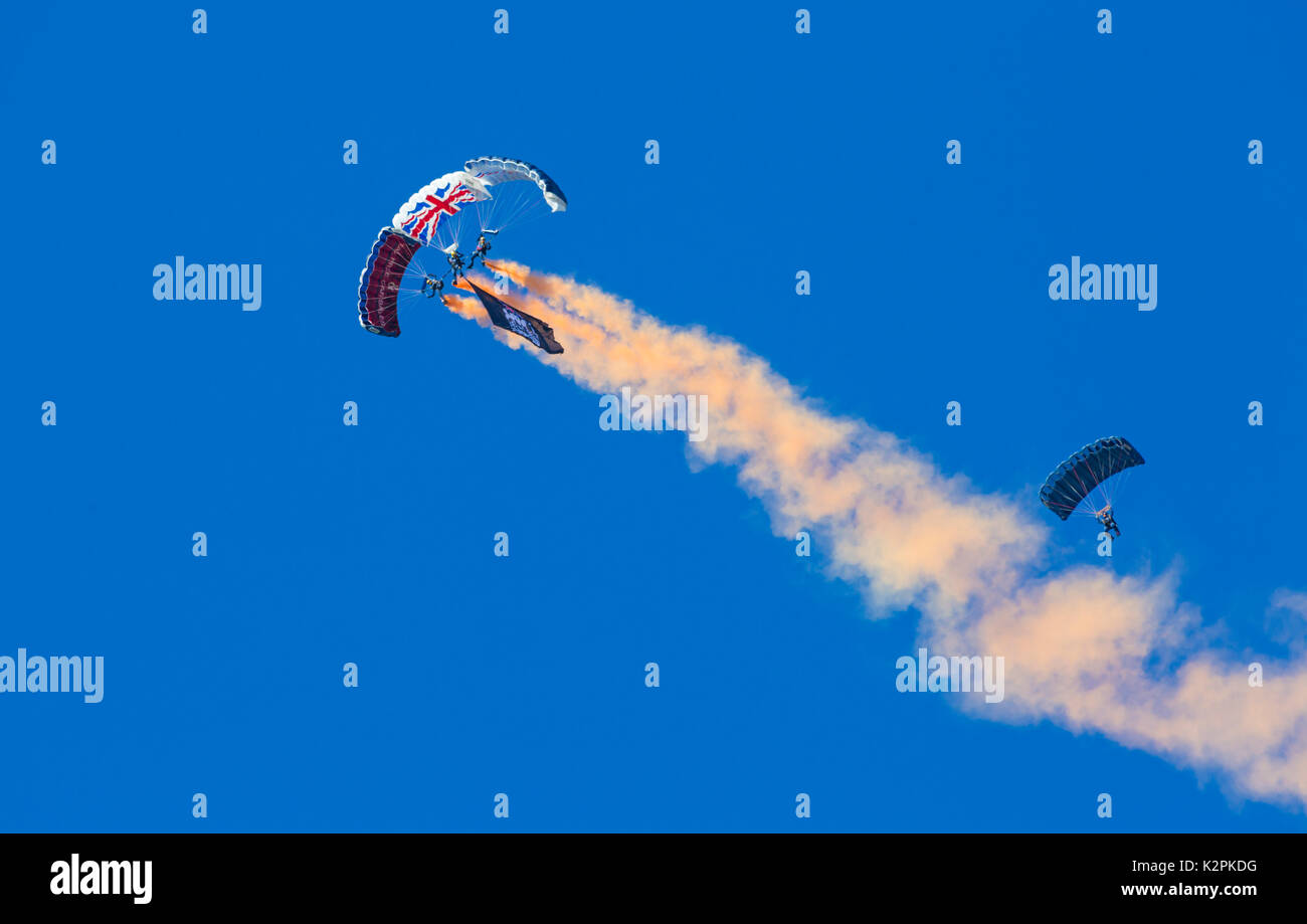 Bournemouth, UK. 31 Aug, 2017. Die Tiger Freefall Fallschirm Team Open zum zehnten Jahrestag der Bournemouth Air Festival vor dem Fliegen später am Nachmittag. 4 Vier Fallschirmspringer mit ihren Fallschirmen Vordächer gegen den blauen Himmel. Credit: Carolyn Jenkins/Alamy leben Nachrichten Stockfoto