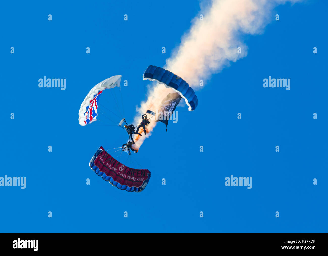 Bournemouth, UK. 31 Aug, 2017. Die Tiger Freefall Fallschirm Team Open zum zehnten Jahrestag der Bournemouth Air Festival vor dem Fliegen später am Nachmittag. 3 Drei Fallschirmspringer mit ihren Fallschirmen Vordächer gegen den blauen Himmel. Credit: Carolyn Jenkins/Alamy leben Nachrichten Stockfoto