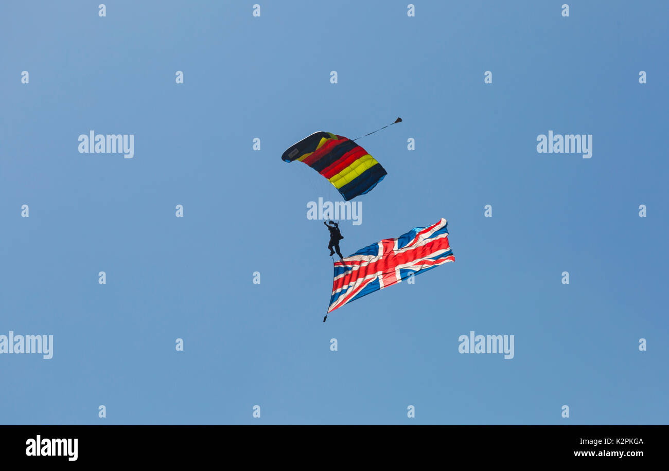 Bournemouth, UK. 31 Aug, 2017. Die Tiger Freefall Fallschirm Team Open zum zehnten Jahrestag der Bournemouth Air Festival vor der später Nachmittag fliegen - Fliegen der Union Jack Flagge. Credit: Carolyn Jenkins/Alamy leben Nachrichten Stockfoto