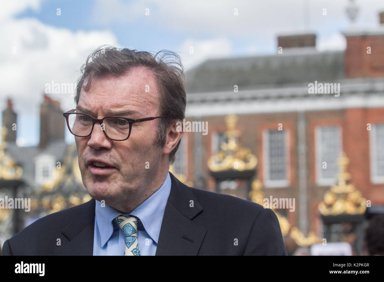 London, Großbritannien. 31 Aug, 2017. Princess Diana's Biograf Andrew Morton ist unter einer Menge von wellwishers und Medien außerhalb des Kensington Palace Gates in London als Tribut an den 20. Jahrestag des Todes von Diana Prinzessin von Wales, die auf tragische Weise in einem tödlichen Autounfall in Paris am 31. August 1997 starb Kreditkarte zu zahlen: Amer ghazzal/Alamy leben Nachrichten Stockfoto