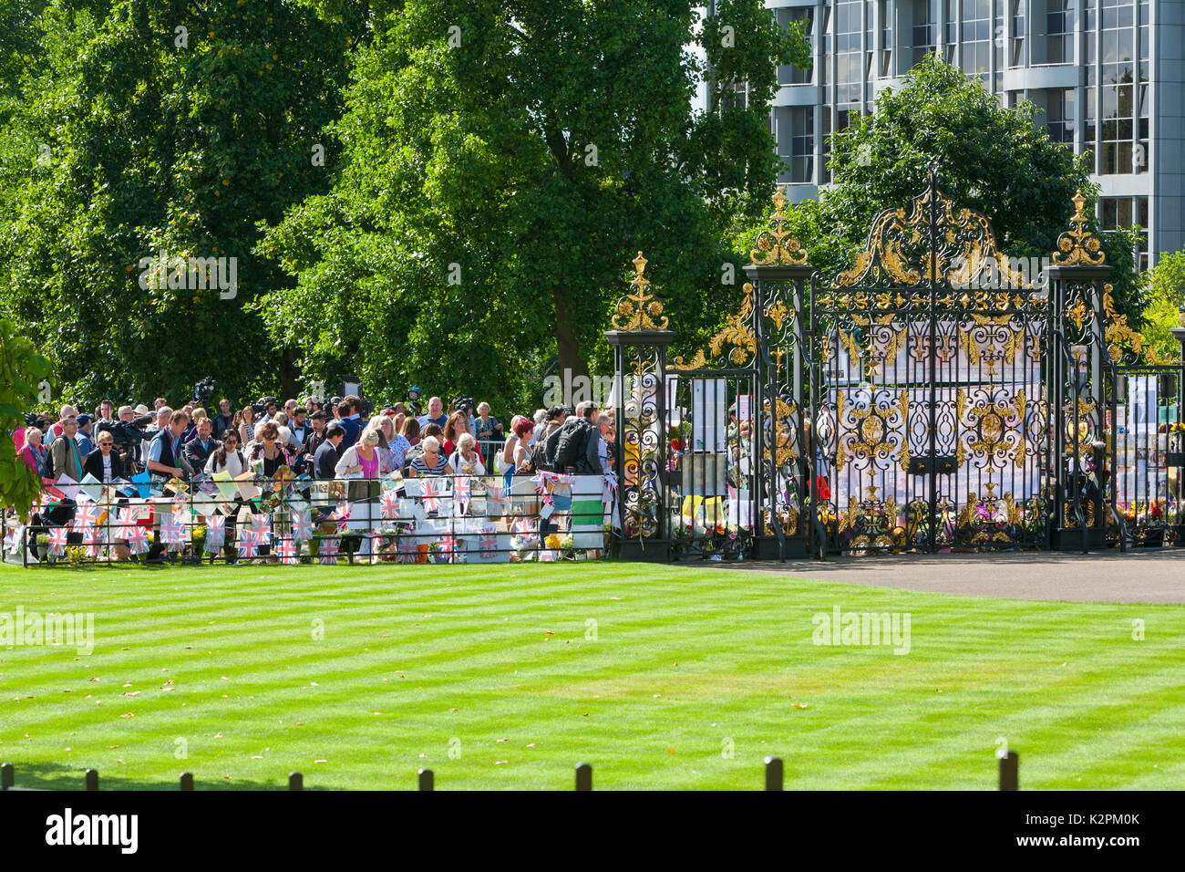 London, Großbritannien. 31 Aug, 2017. Diana, 20-Jähriges Jubiläum: Kensington Palace, London, Großbritannien. 31 Aug, 2017. Hunderte von Laien floral Tribute außerhalb der Kensington Palace, den 20. Jahrestag des Todes von Diana zu markieren. Quelle: Steve Parkins/Alamy leben Nachrichten Stockfoto