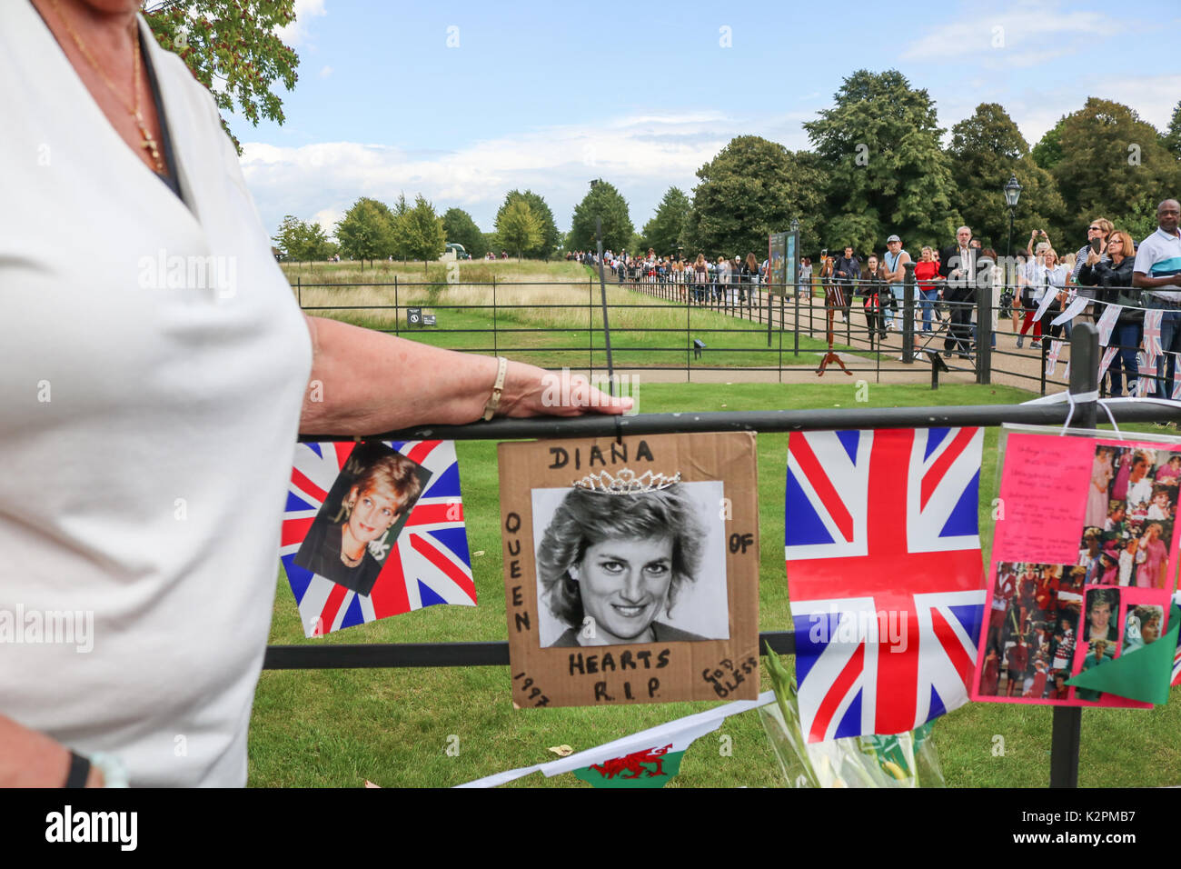 London, Großbritannien. 31. August 2017. Wellwishers weiterhin Anreisen außerhalb der Kensington Palace Gates in London als Tribut an den 20. Jahrestag des Todes von Diana Prinzessin von Wales, die auf tragische Weise in einem tödlichen Autounfall in Paris am 31. August 1997 starb Kreditkarte zu zahlen: Amer ghazzal/Alamy leben Nachrichten Stockfoto