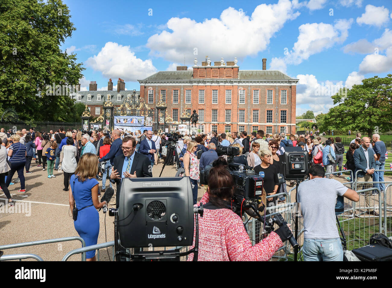 London, Großbritannien. 31. August 2017. Wellwishers weiterhin Anreisen außerhalb der Kensington Palace Gates in London als Tribut an den 20. Jahrestag des Todes von Diana Prinzessin von Wales, die auf tragische Weise in einem tödlichen Autounfall in Paris am 31. August 1997 starb Kreditkarte zu zahlen: Amer ghazzal/Alamy leben Nachrichten Stockfoto