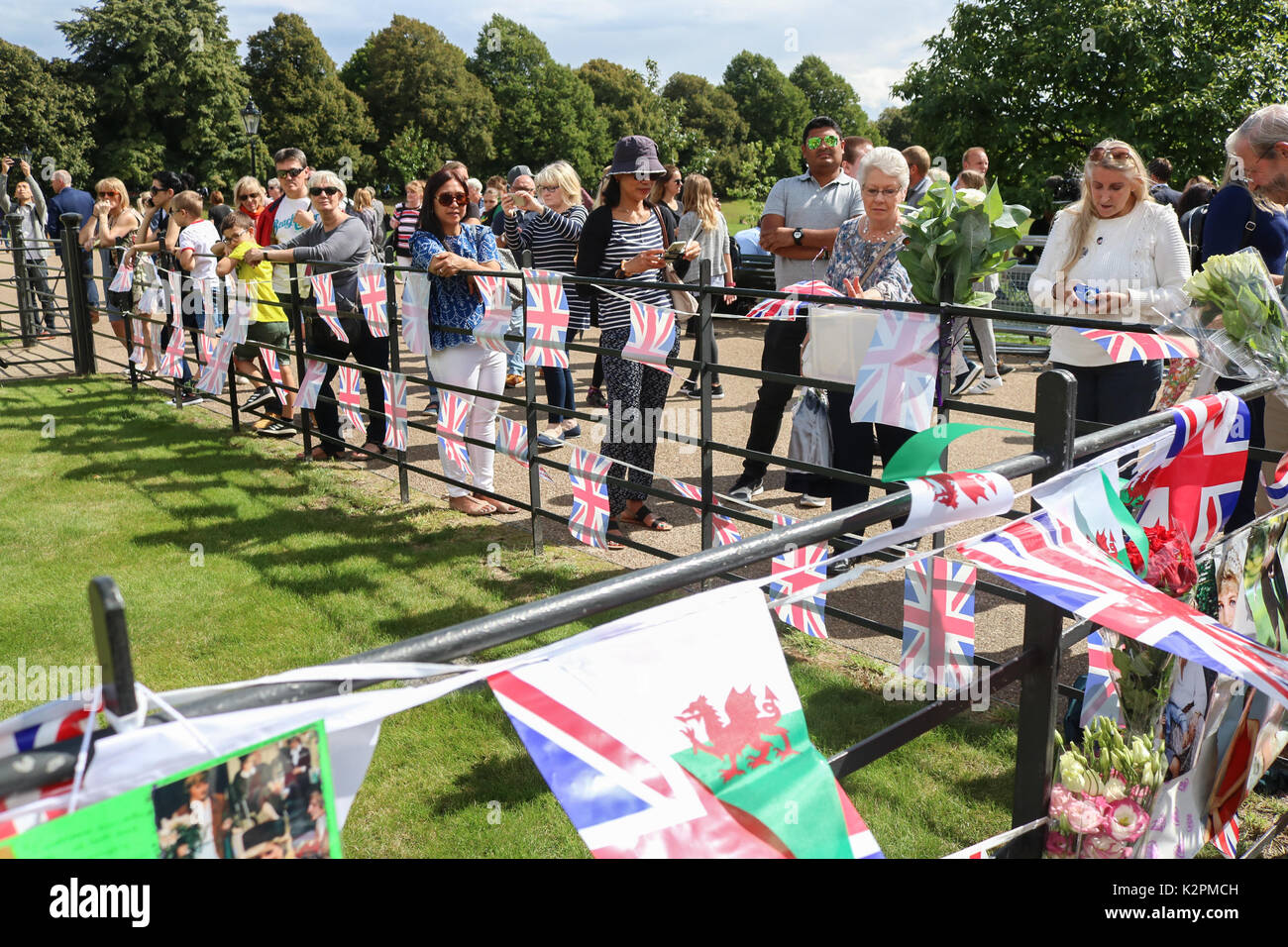 London, Großbritannien. 31. August 2017. Wellwishers weiterhin Anreisen außerhalb der Kensington Palace Gates in London als Tribut an den 20. Jahrestag des Todes von Diana Prinzessin von Wales, die auf tragische Weise in einem tödlichen Autounfall in Paris am 31. August 1997 starb Kreditkarte zu zahlen: Amer ghazzal/Alamy leben Nachrichten Stockfoto