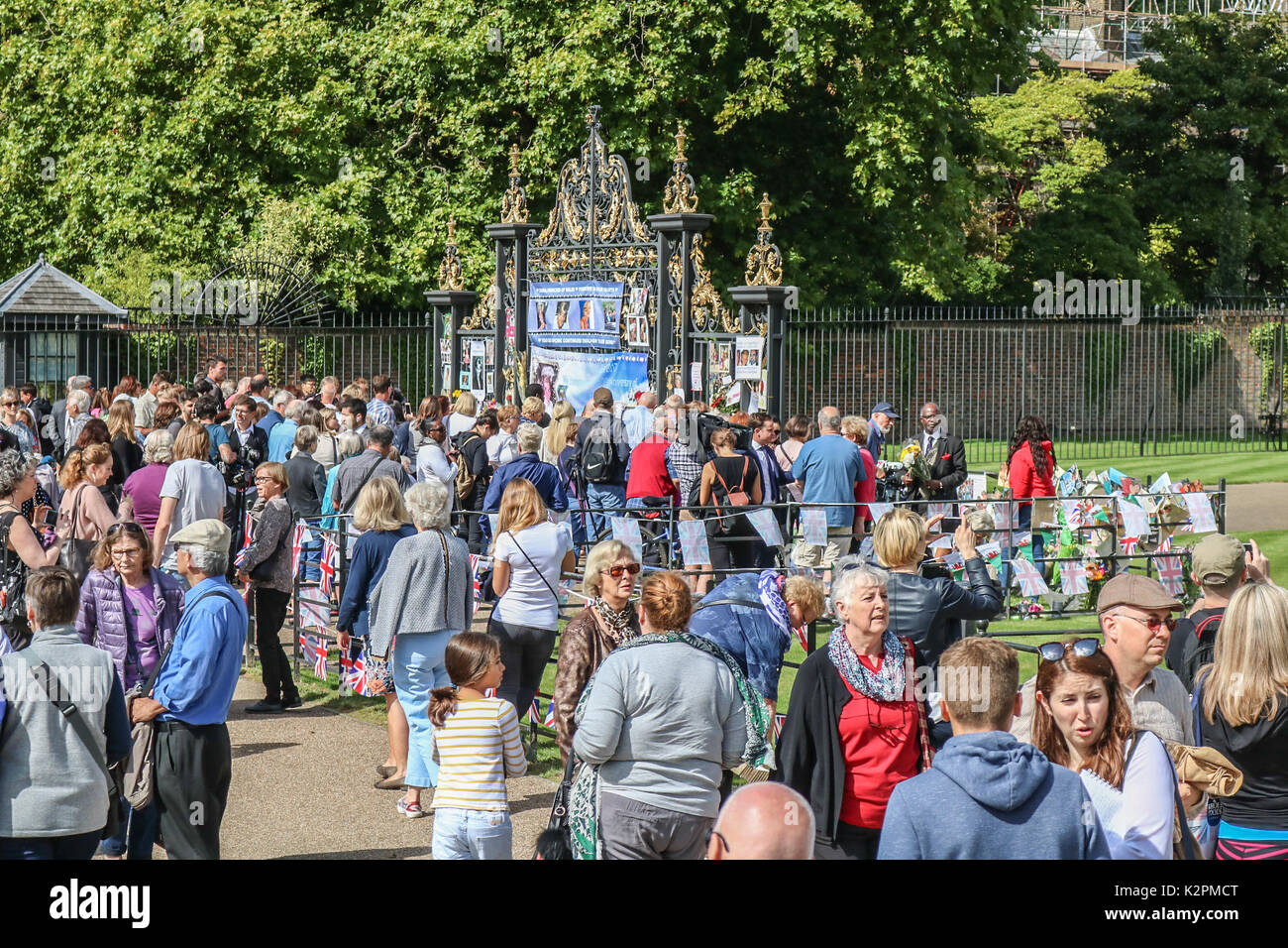 London, Großbritannien. 31. August 2017. Wellwishers weiterhin Anreisen außerhalb der Kensington Palace Gates in London als Tribut an den 20. Jahrestag des Todes von Diana Prinzessin von Wales, die auf tragische Weise in einem tödlichen Autounfall in Paris am 31. August 1997 starb Kreditkarte zu zahlen: Amer ghazzal/Alamy leben Nachrichten Stockfoto