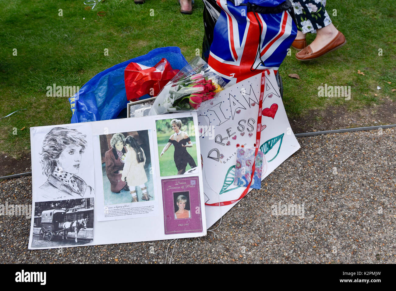 London, Großbritannien. 31. August 2017. Wellwishers und Royal Fans versammeln sich vor den Toren des Kensington Palace floral Tribute am 20. Jahrestag des Todes von Prinzessin Diana zu verlassen. Credit: Stephen Chung/Alamy leben Nachrichten Stockfoto