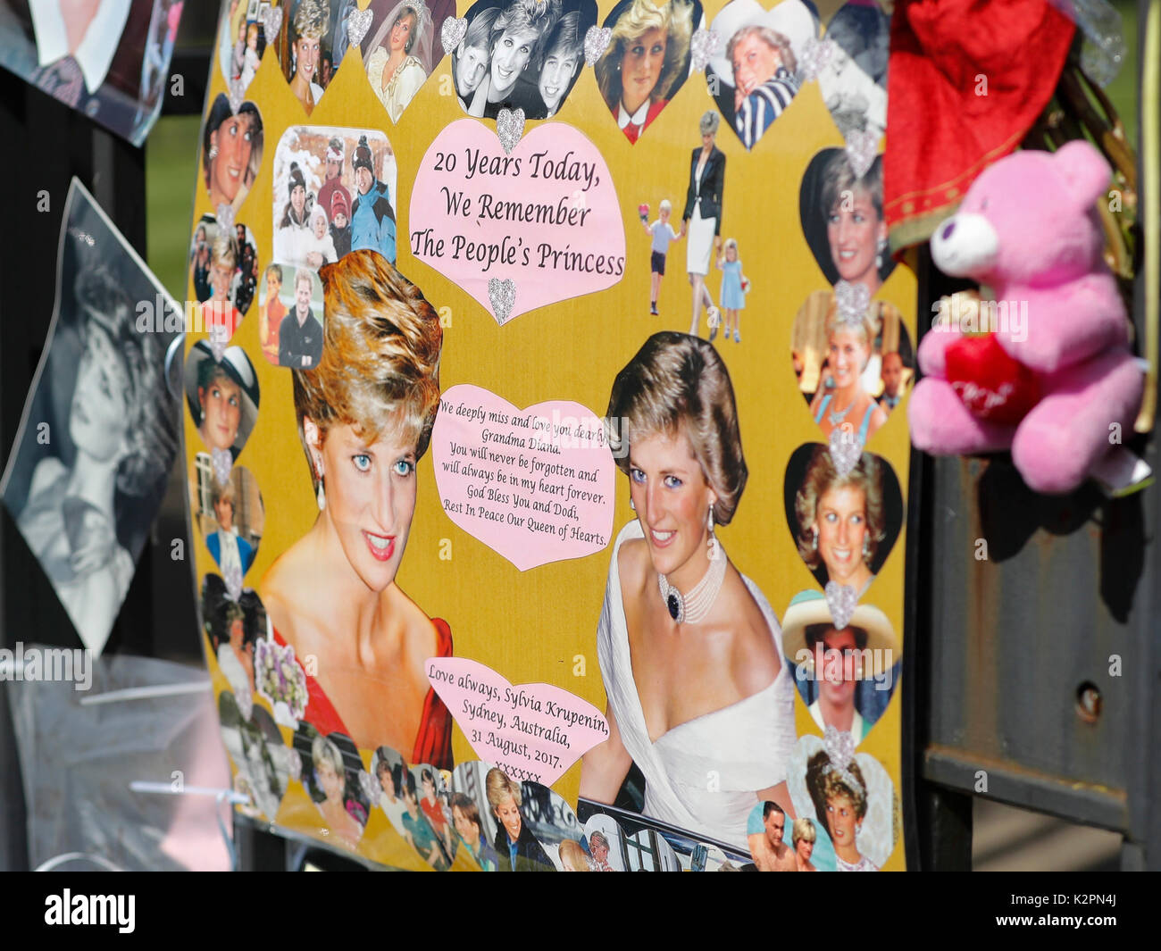 London, Großbritannien. 31 Aug, 2017. Tribute von Fotografien und Blumen am Tor der Kensington Palace am 20. Jahrestag des Todes von Prinzessin Diana in London, Großbritannien am 12.08.31., 2017. Credit: Han Yan/Xinhua/Alamy leben Nachrichten Stockfoto