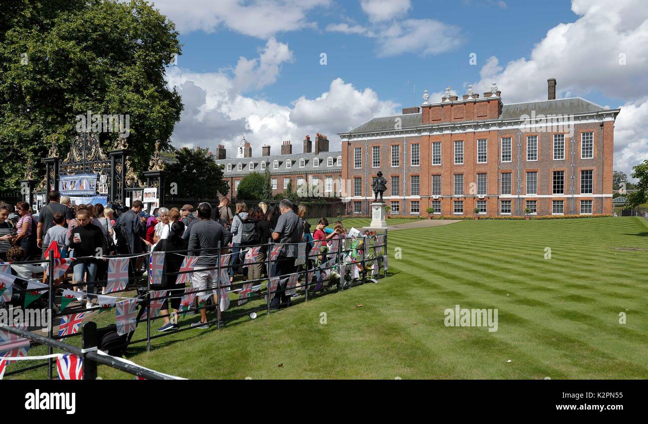 London, Großbritannien. 31 Aug, 2017. Laien Blumen und Karten am Tor der Kensington Palace am 20. Jahrestag des Todes von Prinzessin Diana in London, Großbritannien am 12.08.31., 2017. Credit: Han Yan/Xinhua/Alamy leben Nachrichten Stockfoto