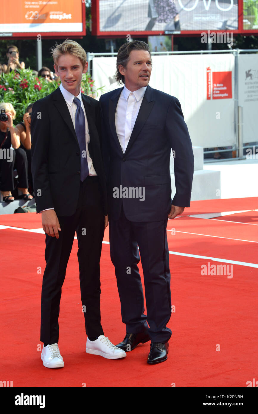 Ethan hawke and levon thurman hawke -Fotos und -Bildmaterial in hoher