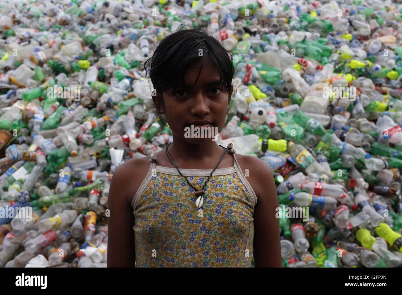 Dhaka, Bangladesch. 31 Aug, 2017. Bangladeshi Mädchen Moyna, 11 Jahre alt, posiert für ein Foto als Sie arbeitet in einer Fabrik in der Nähe von hazaribagh. Nach der Schule war, kam sie mit ihrer Mutter zu helfen. Recycling Factory ist ein wachsendes Unternehmen im Land, wo viele Kinderarbeit diese Art der kleinen Fabrik arbeitet. Quelle: Md. mehedi Hasan/ZUMA Draht/Alamy leben Nachrichten Stockfoto