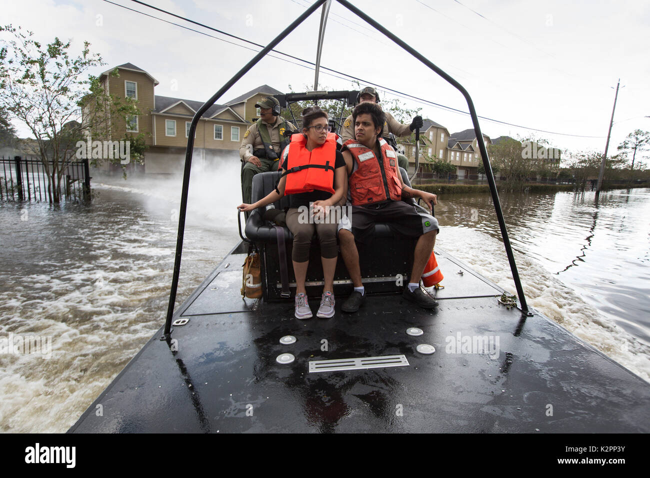 Houston, USA. 30 Aug, 2017. Us Border Patrol riverine Agenten auf einem Boot Evakuierung der Bewohner aus der Nachbarschaft durch steigende Wasser in die Folgen des Hurrikans Harvey 30. August überflutet, 2017 in Houston, Texas. Credit: Planetpix/Alamy leben Nachrichten Stockfoto