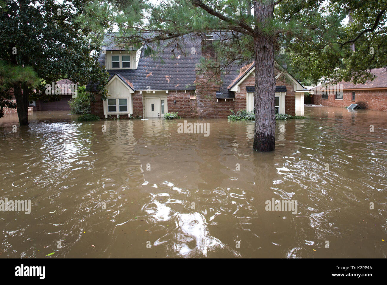 Houston, USA. 30 Aug, 2017. Ein Haus mit umgeben von vier Füße von Wasser in einer Nachbarschaft durch steigende Wasser in die Folgen des Hurrikans Harvey 30. August überflutet, 2017 in Houston, Texas. Credit: Planetpix/Alamy leben Nachrichten Stockfoto