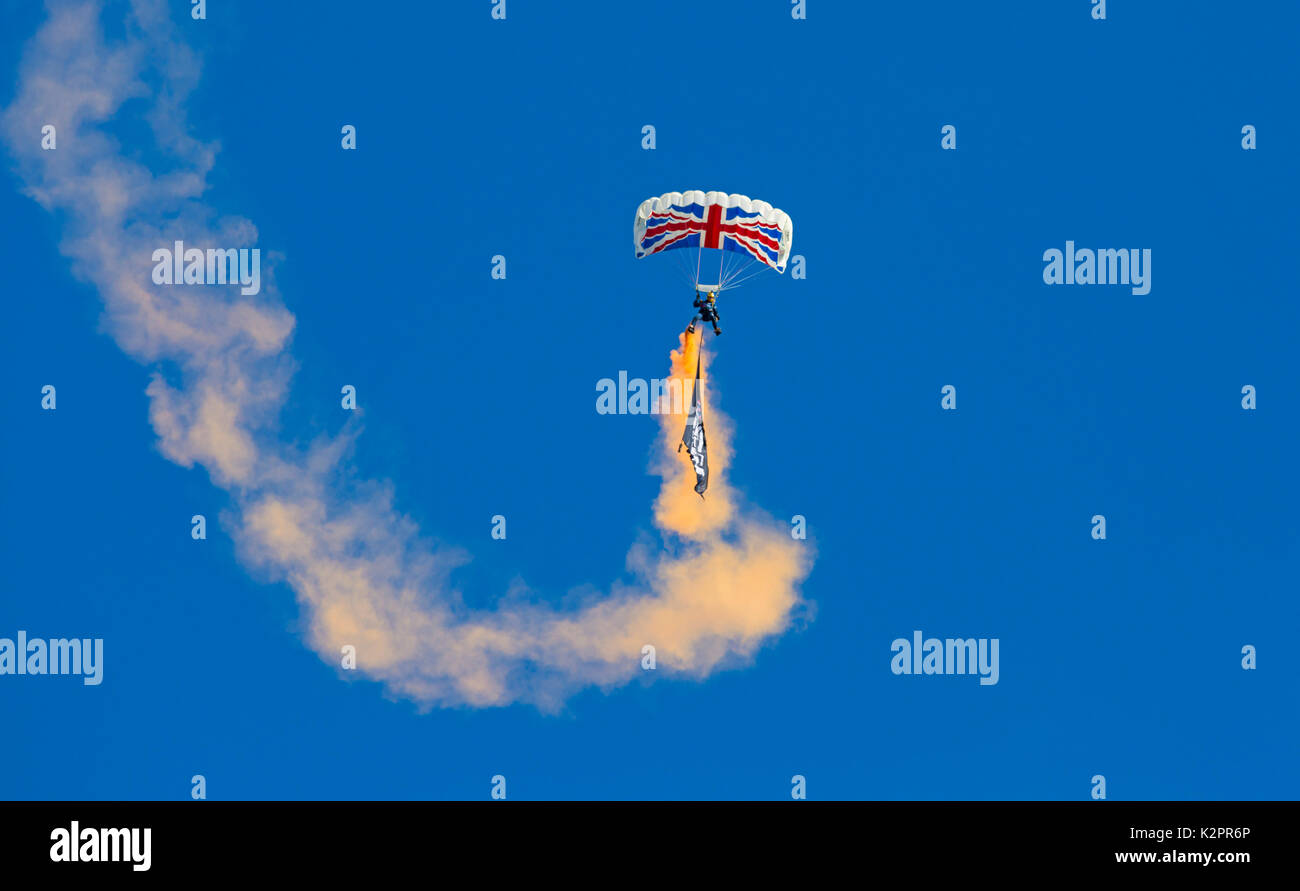 Bournemouth, UK. 31 Aug, 2017. Der erste Tag der 10. Jahrestag der Bournemouth Air Festival. Die Tiger Fallschirm Team durchführen - Union Jack Fallschirm Vordach gegen den blauen Himmel. Credit: Carolyn Jenkins/Alamy leben Nachrichten Stockfoto