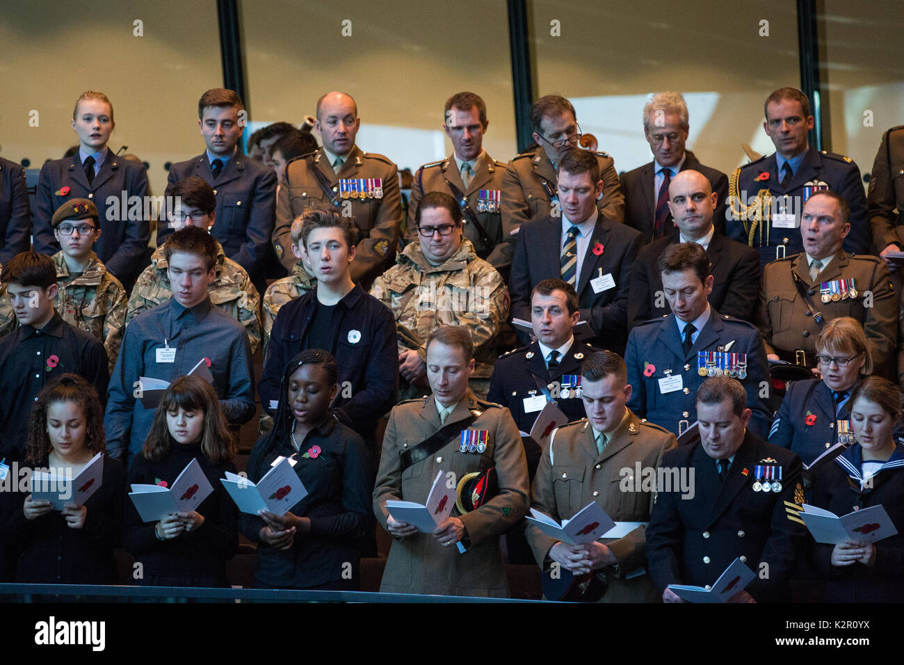London, Großbritannien. 10. November 2017. Die jährliche Wartung der Erinnerung im Rathaus wurde durch den Bürgermeister von London Sadiq Khan mit jennette Arnold obe besucht bin, Vorsitzender der London Assembly, den Mitgliedern des Europäischen Parlaments, London Assembly Mitglieder, Greater London Authority Mitarbeiter, Vertreter von der Regierung in London und im öffentlichen Dienst, und die Mitglieder der Streitkräfte, zum Gedenken an jene, die serviert und ihr Leben in den beiden Weltkriegen und andere Konflikte verloren. Credit: Mark kerrison/alamy leben Nachrichten Stockfoto