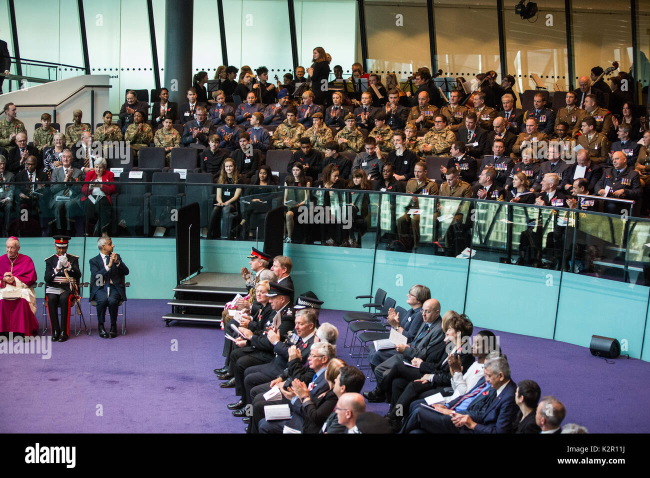 London, Großbritannien. 10. November 2017. Die jährliche Wartung der Erinnerung im Rathaus wurde durch den Bürgermeister von London Sadiq Khan mit jennette Arnold obe besucht bin, Vorsitzender der London Assembly, den Mitgliedern des Europäischen Parlaments, London Assembly Mitglieder, Greater London Authority Mitarbeiter, Vertreter von der Regierung in London und im öffentlichen Dienst, und die Mitglieder der Streitkräfte, zum Gedenken an jene, die serviert und ihr Leben in den beiden Weltkriegen und andere Konflikte verloren. Credit: Mark kerrison/alamy leben Nachrichten Stockfoto