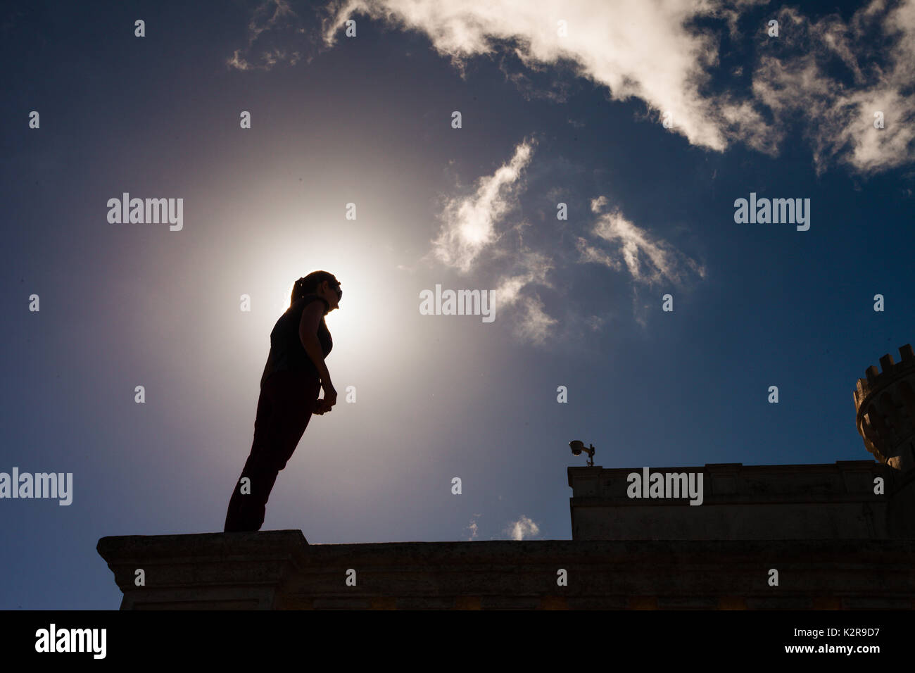 Frau mit Sonne im Gegenlicht Stockfoto