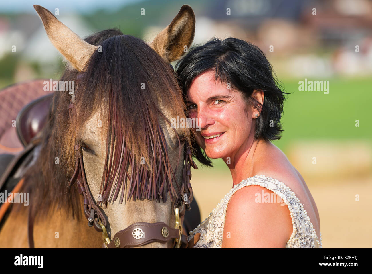 Portrait Bild von einer reifen Frau mit Brautkleid und Andalusische Pferd Stockfoto