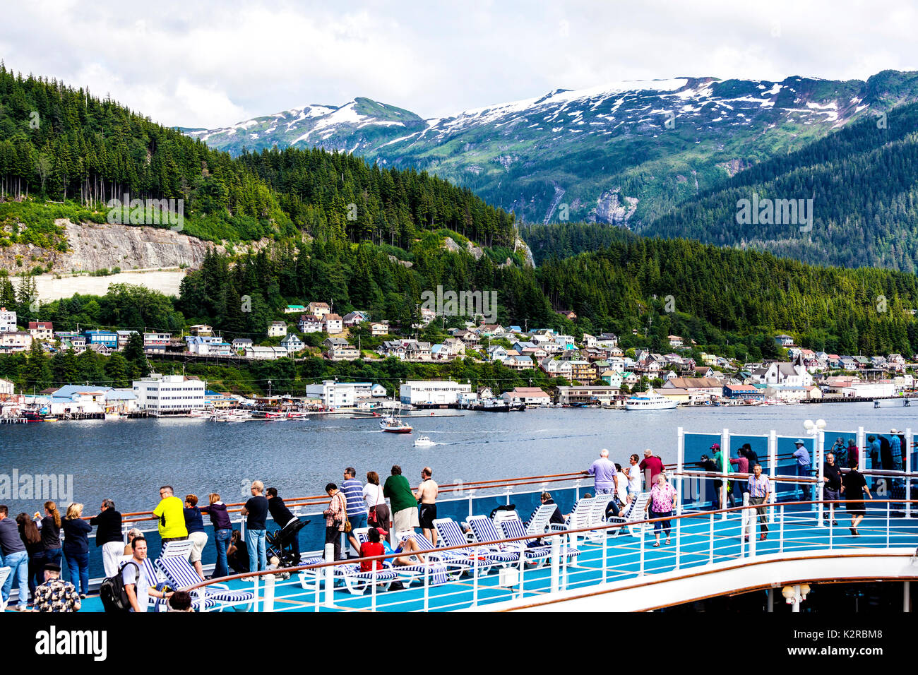 Kreuzfahrtpassagiere, bewundern Sie die Landschaft als Kreuzfahrtschiff fährt Ketchikan, Alaska Stockfoto