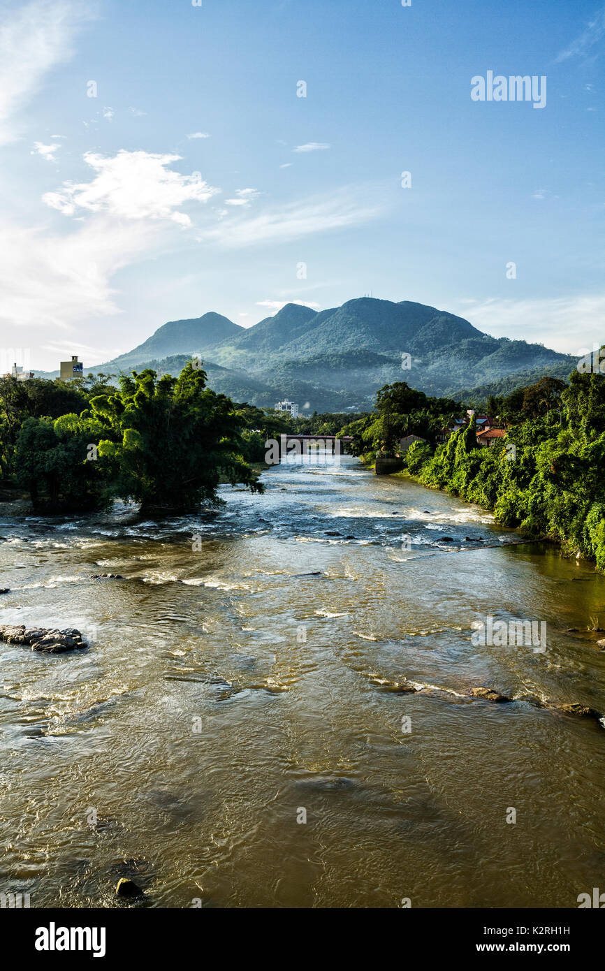 Itapocu Fluss und Boa Vista Berg im Hintergrund. Jaragua Do Sul, Santa Catarina, Brasilien. Stockfoto