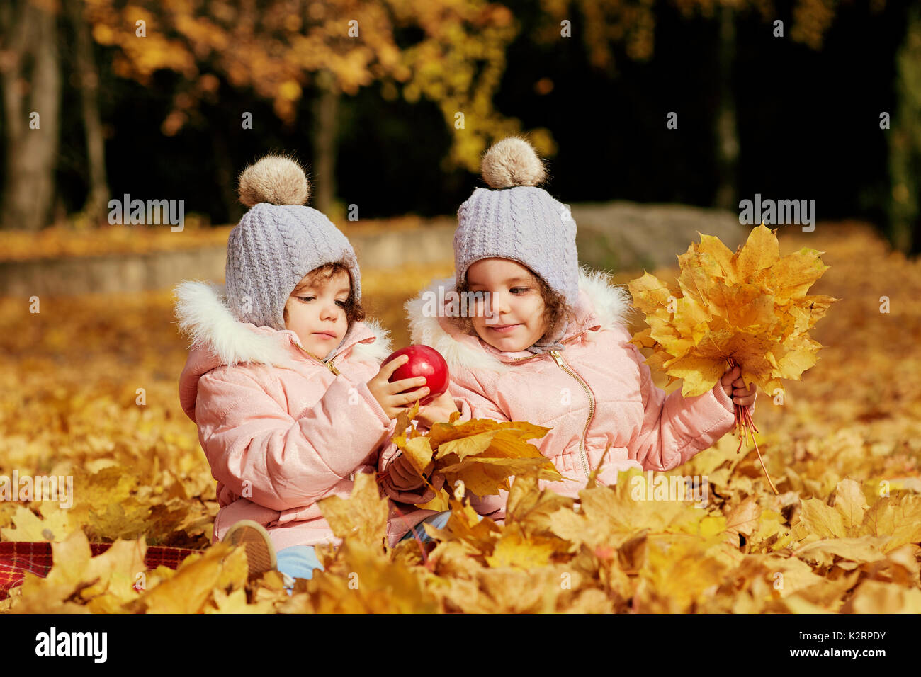 Zwei glückliche Kinder im Herbst Kleidung in den Park. Stockfoto