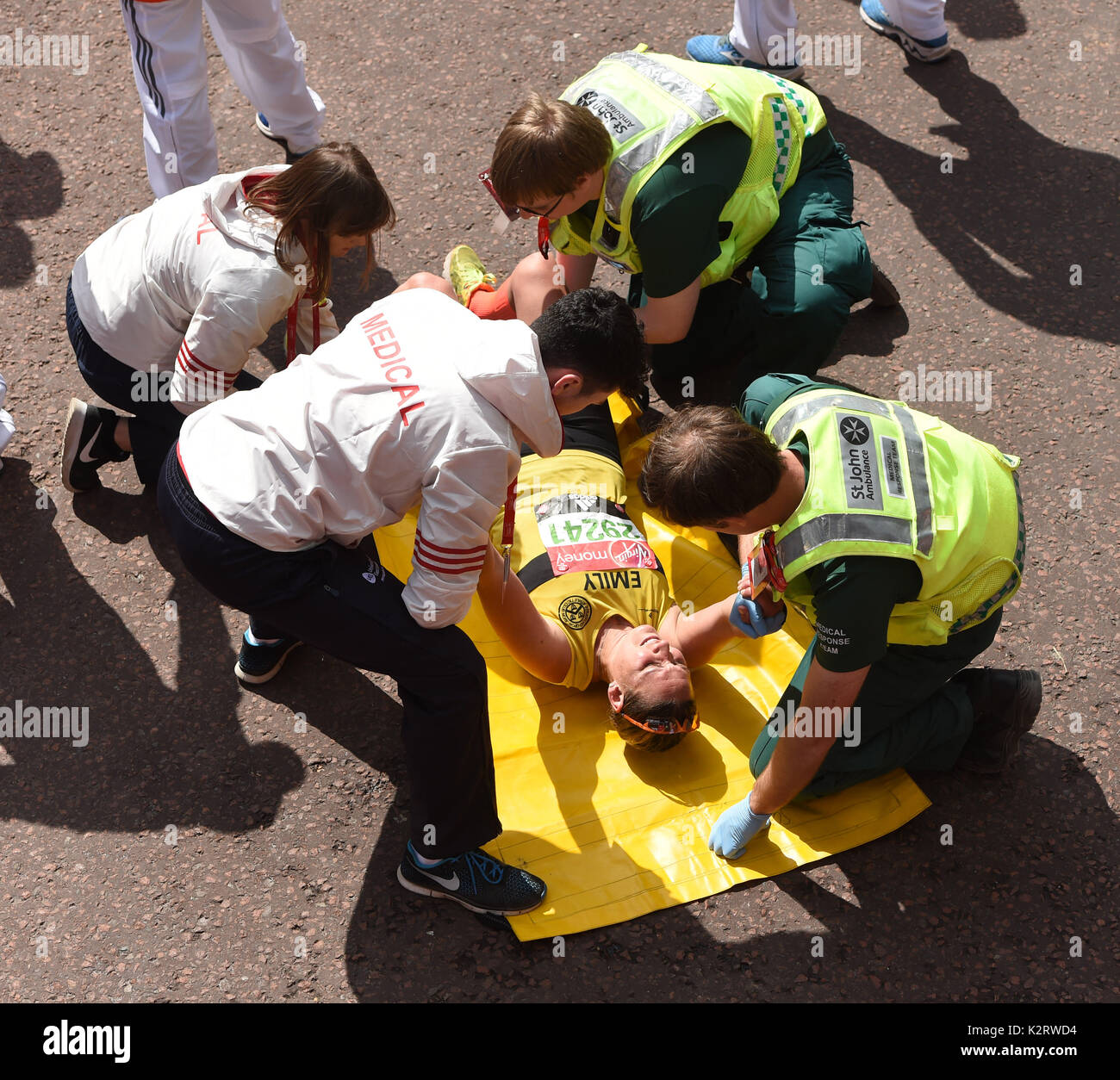 Foto muss Gutgeschrieben © Alpha Presse 079965 23/04/2017 Läufer an die 2017 Virgin Money London Marathon Stockfoto