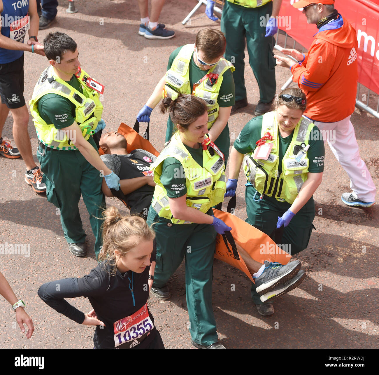 Foto muss Gutgeschrieben © Alpha Presse 079965 23/04/2017 Läufer an die 2017 Virgin Money London Marathon Stockfoto