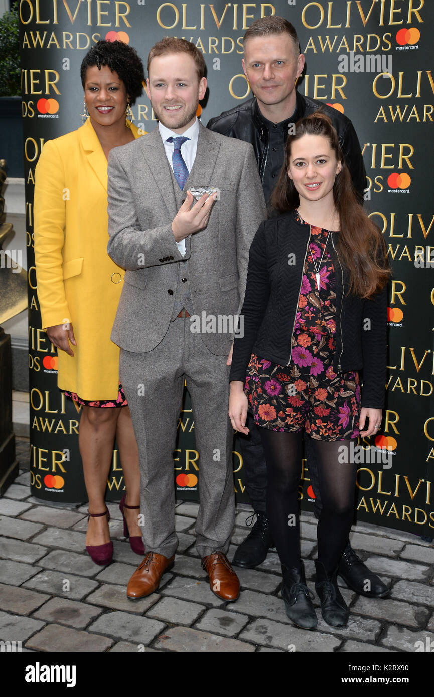 Foto muss Gutgeschrieben © Alpha Presse 078237 10/03/2017 Cast der Komödie über einen Bankraub einschließlich Jeremy Lloyd, Tania Mathurin und David Howe an der Olivier Award 2017 nominierten Mittagessen gehalten an Rosenholz in London. Stockfoto