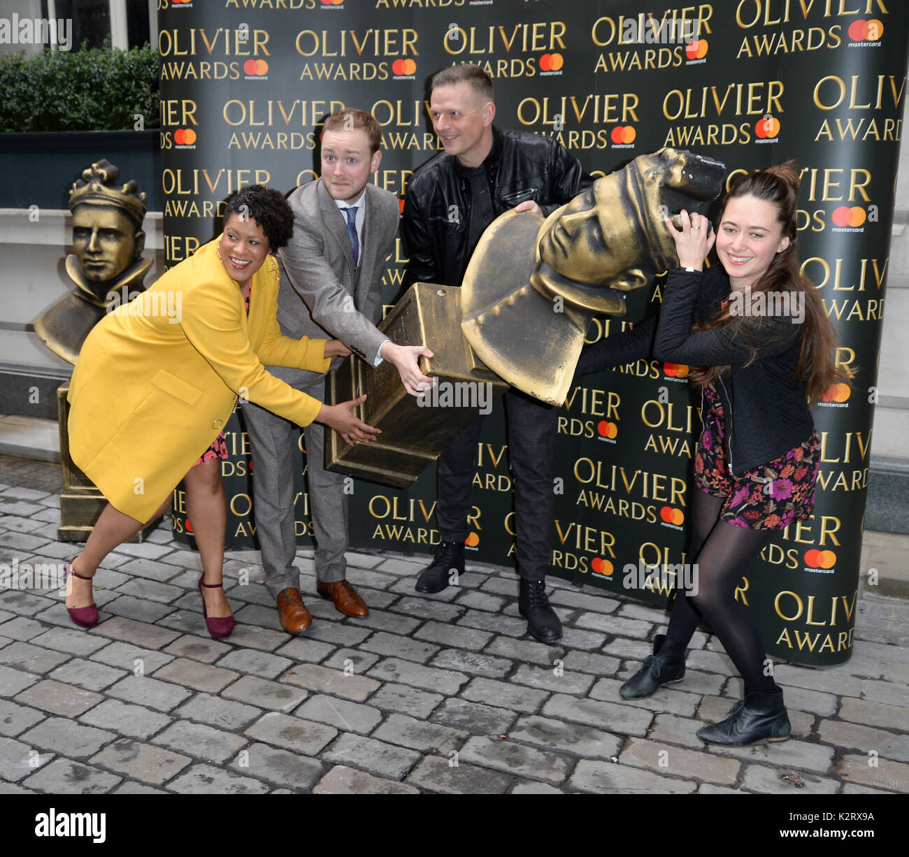 Foto muss Gutgeschrieben © Alpha Presse 078237 10/03/2017 Cast der Komödie über einen Bankraub einschließlich Jeremy Lloyd, Tania Mathurin und David Howe an der Olivier Award 2017 nominierten Mittagessen gehalten an Rosenholz in London. Stockfoto