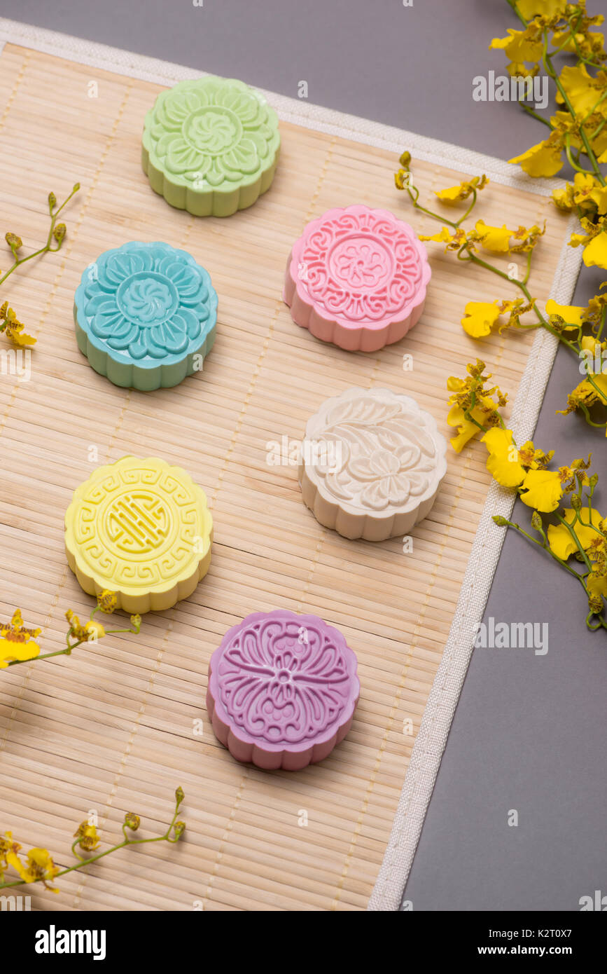 Traditionelle Mooncakes am gedeckten Tisch. Verschneite Haut Mooncakes. Chinesische Mitte Herbst Festival Lebensmittel. Stockfoto